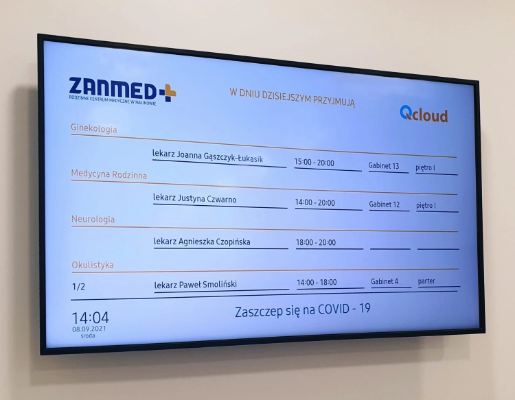 Na-tablicy-z-lekarzami-prezentowane-sa-najblizsze-wolne-terminy-qcloud.jpg