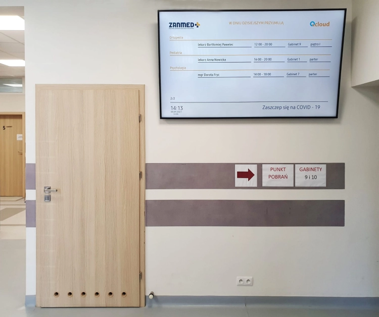 Monitor-z-tablica-lekarzy-w-przychodni-lekarskiej-qcloud-scaled.jpg